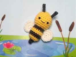 bumbling bee mini amigurumi-min.jpg