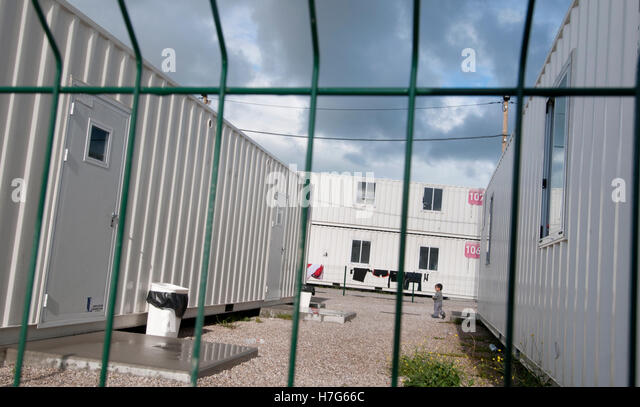 france-calais-last-days-of-the-jungle-small-child-inside-the-container-h7g66c.jpg
