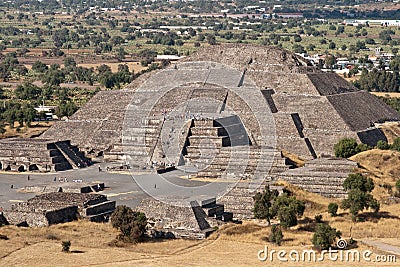 pyramid-moon-teotihuacan-mexico-17501371.jpg
