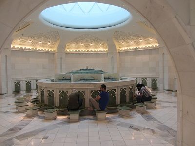 content.2416.images.ycbfs.abu-dhabi-islam-fuesse-waschen-netztrends.400x300.jpg