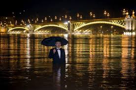 Dunában az esernyős férfi.jpg