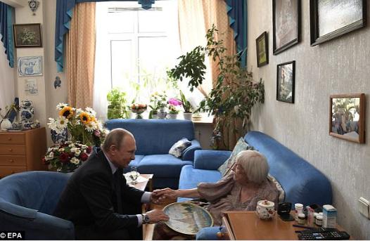 Ludmilla Alekszejeva és Putyin.jpeg