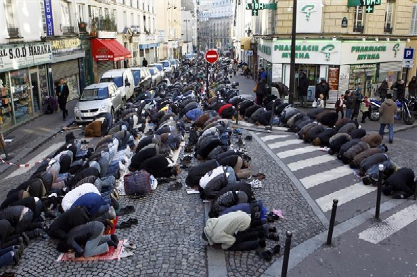 muslim-paris-street-prayers.jpg