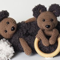 Go handmade -Coco on cosy blanket and wooden ring.jpg
