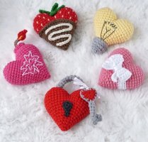Valentine keychains by fayni_toys ).jpg