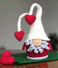 Valentines gnome with Hearts - by Natalia Romaniv (Natty Toys).jpg