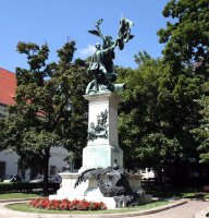 Honvéd szobor a várbeli Dísz téren - Zala György.jpg