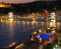 Duna és a Lánchíd éjszakai fényekben, Budapest, Magyarország.jpg