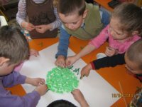 tavaszi zöldségeskert papír sodrással,gömbölyítéssel.jpg