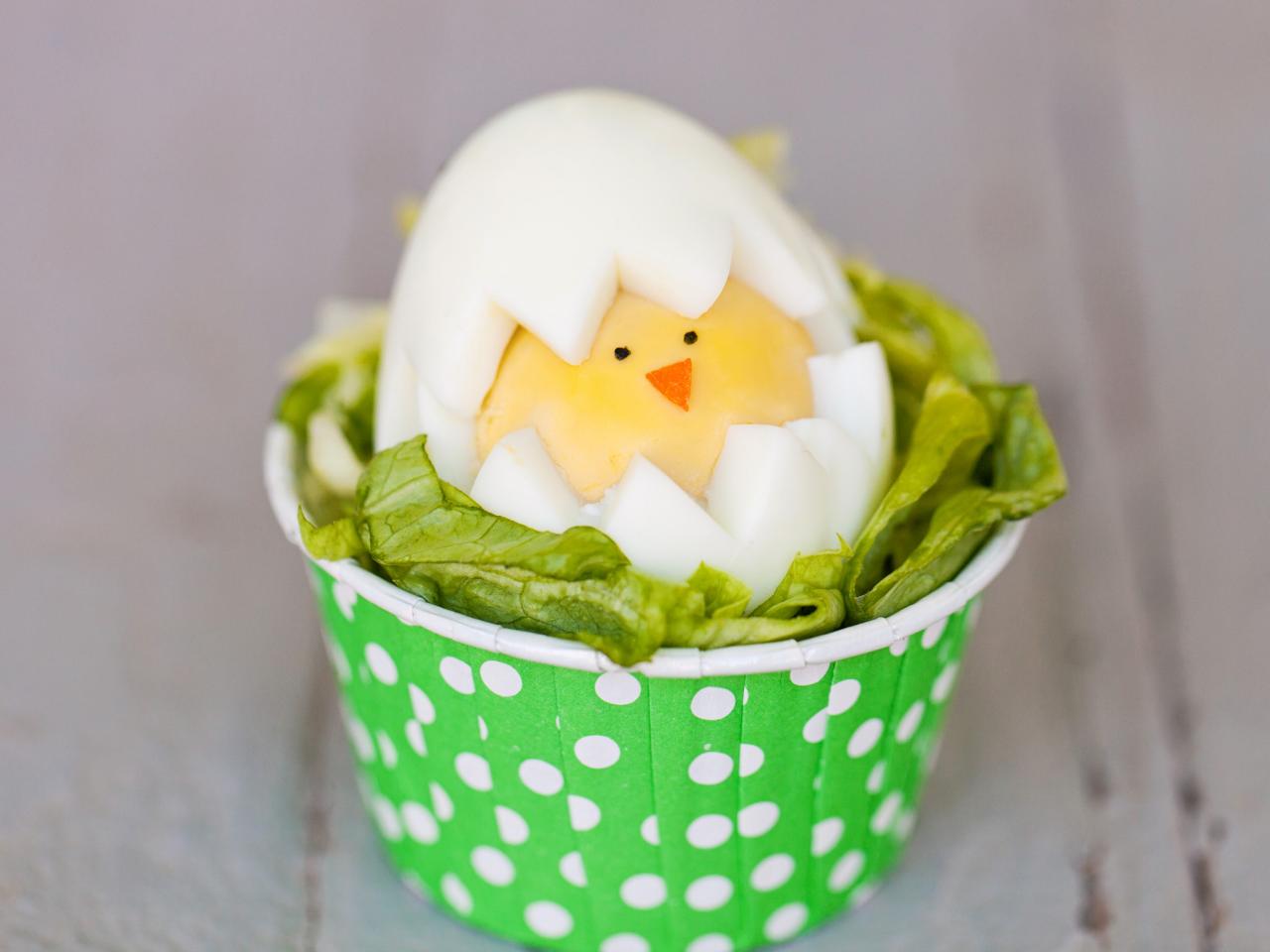 Original_Kim-Stoegbauer-Easter-Egg-Decorating-Party-Hatching-Chick-Egg-Beauty_s4x3.jpg.rend.hgtvcom.1280.960.jpeg