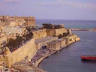 320px-Valletta_Blick_zum_Fort_St._Elmo_4.JPG