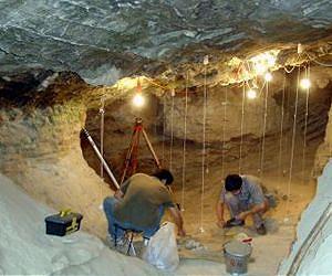 researchers-excavation-tianyuan-cave-lg.jpg