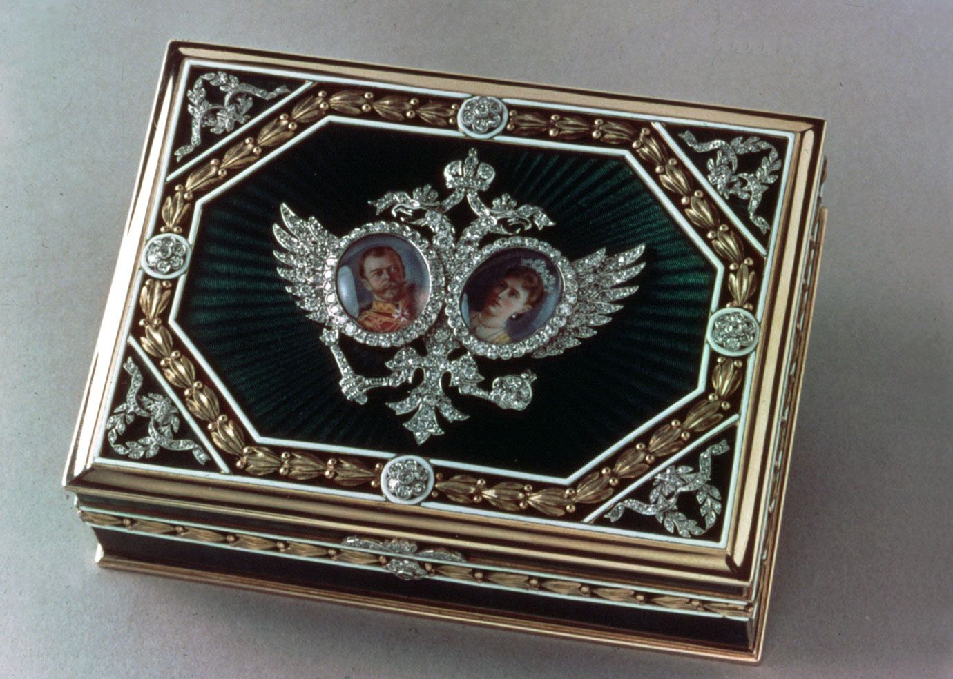 Gold-cigarette-box-Faberge-Luton-Hoo-Bedfordshire-1913.jpg
