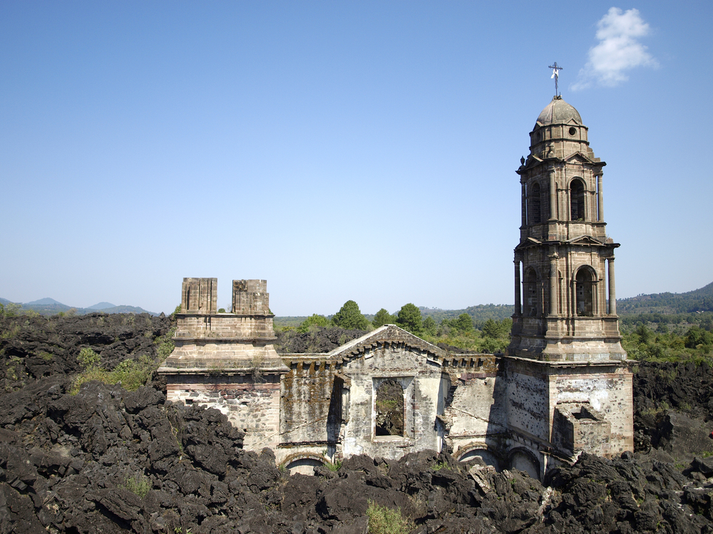 Stockphoto-Mexic%C3%B3-vulk%C3%A1n-L%C3%A1va-templom-Antigua-Iglesia-de-San-Juan-Parangaricutiro-.jpg