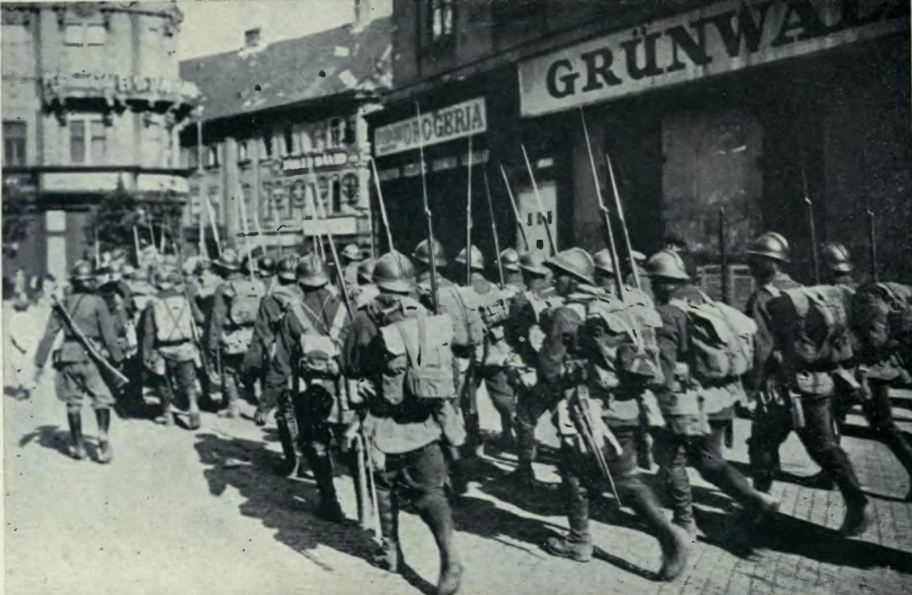 Tropas-rumanas-ocupan-budapest-1919--outlawsdiary02tormuoft.png