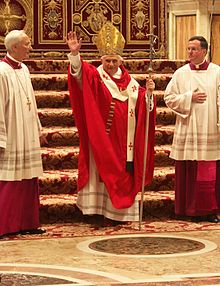 220px-Papst_Benedikt_XVI.,_Pfingstmesse_im_Petersdom,_15._Mai_2005.jpg