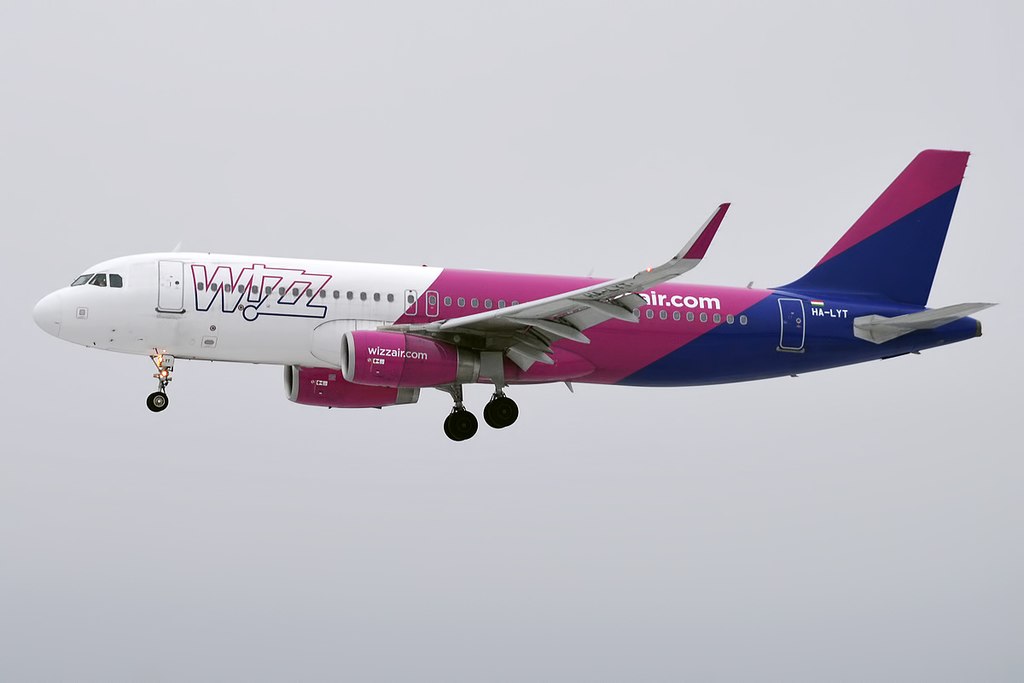 1024px-Wizz_Air%2C_HA-LYT%2C_Airbus_A320-232_%2837889467144%29_%282%29.jpg